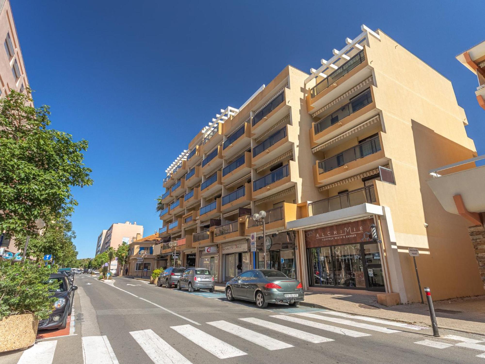 Apartment Saint James-13 By Interhome لو لا فاندو المظهر الخارجي الصورة