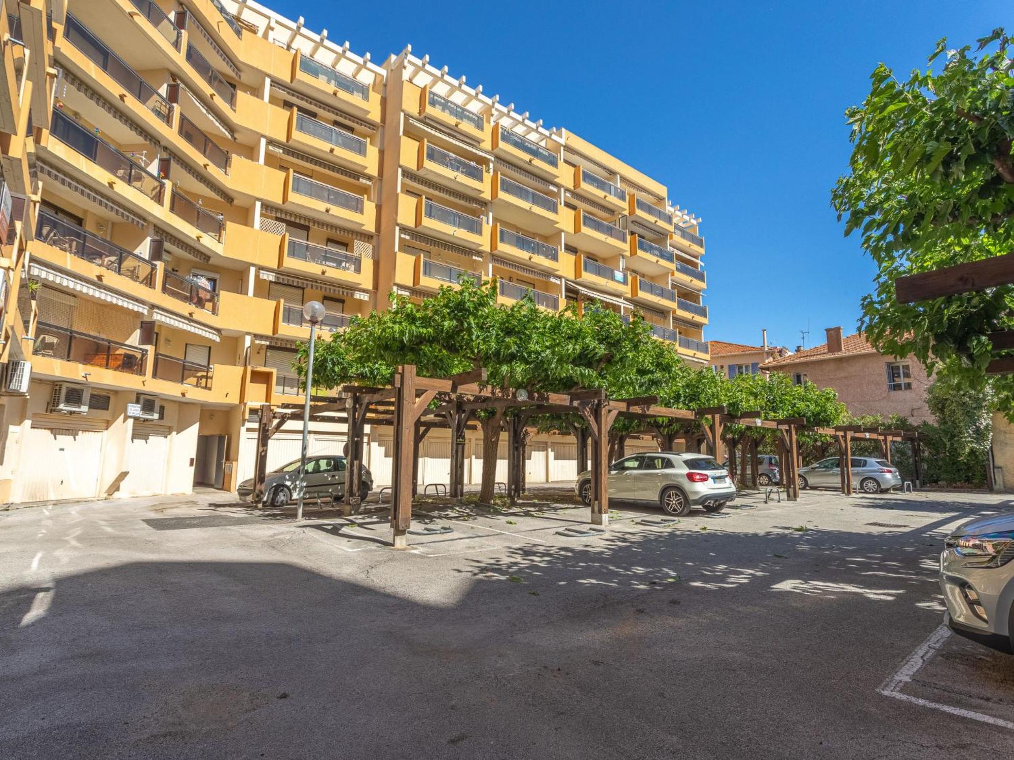 Apartment Saint James-13 By Interhome لو لا فاندو المظهر الخارجي الصورة